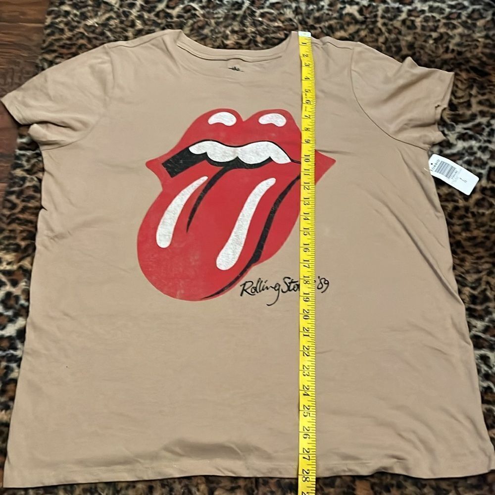 Torrid The Rolling Stones Tan Distressed Lip Graphic Shirt Modern Music Boho - Picture 8 of 10